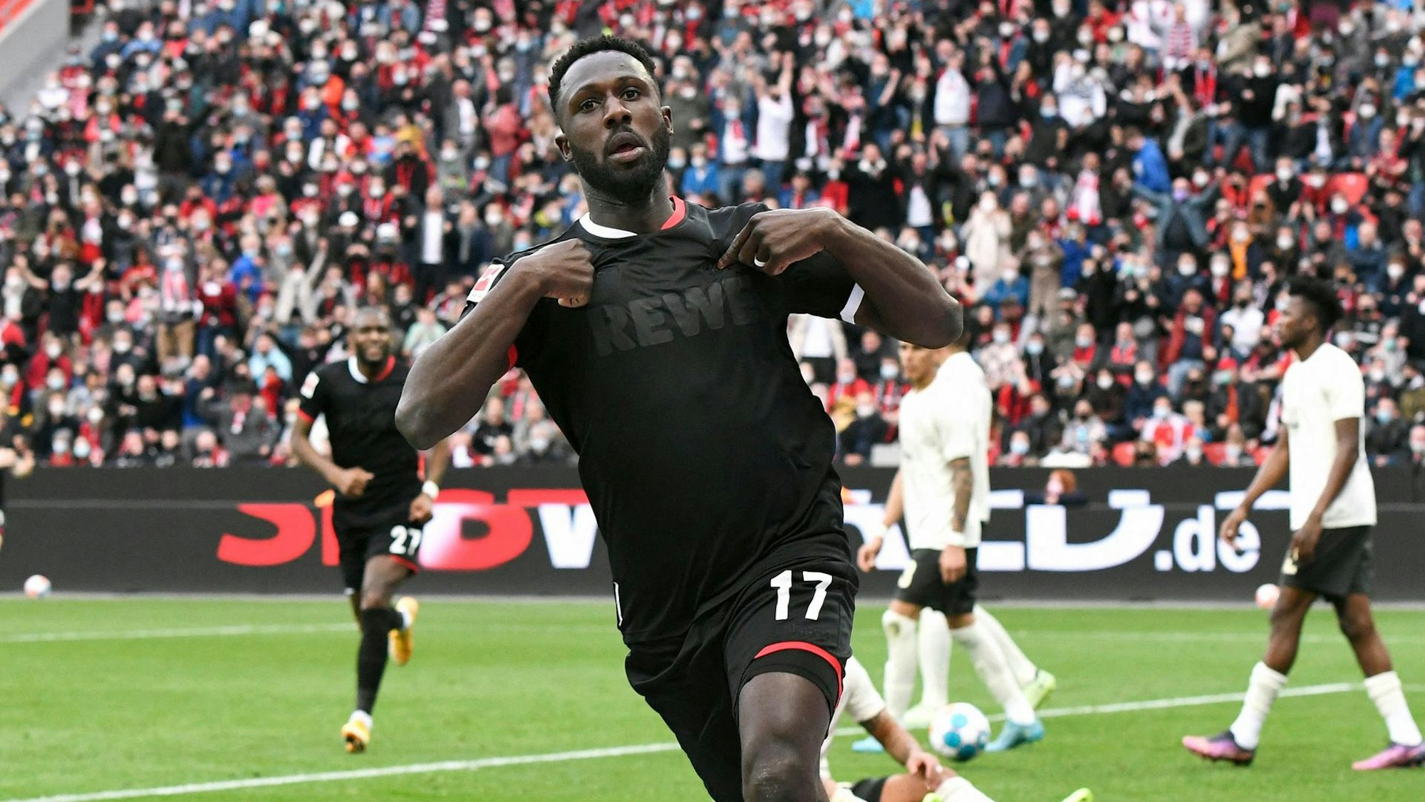 Kingsley Schindler jubelt nach seinem Siegtor für den FC im März 2022 in Leverkusen.