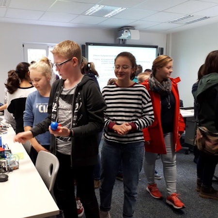 Roboter und Schüler