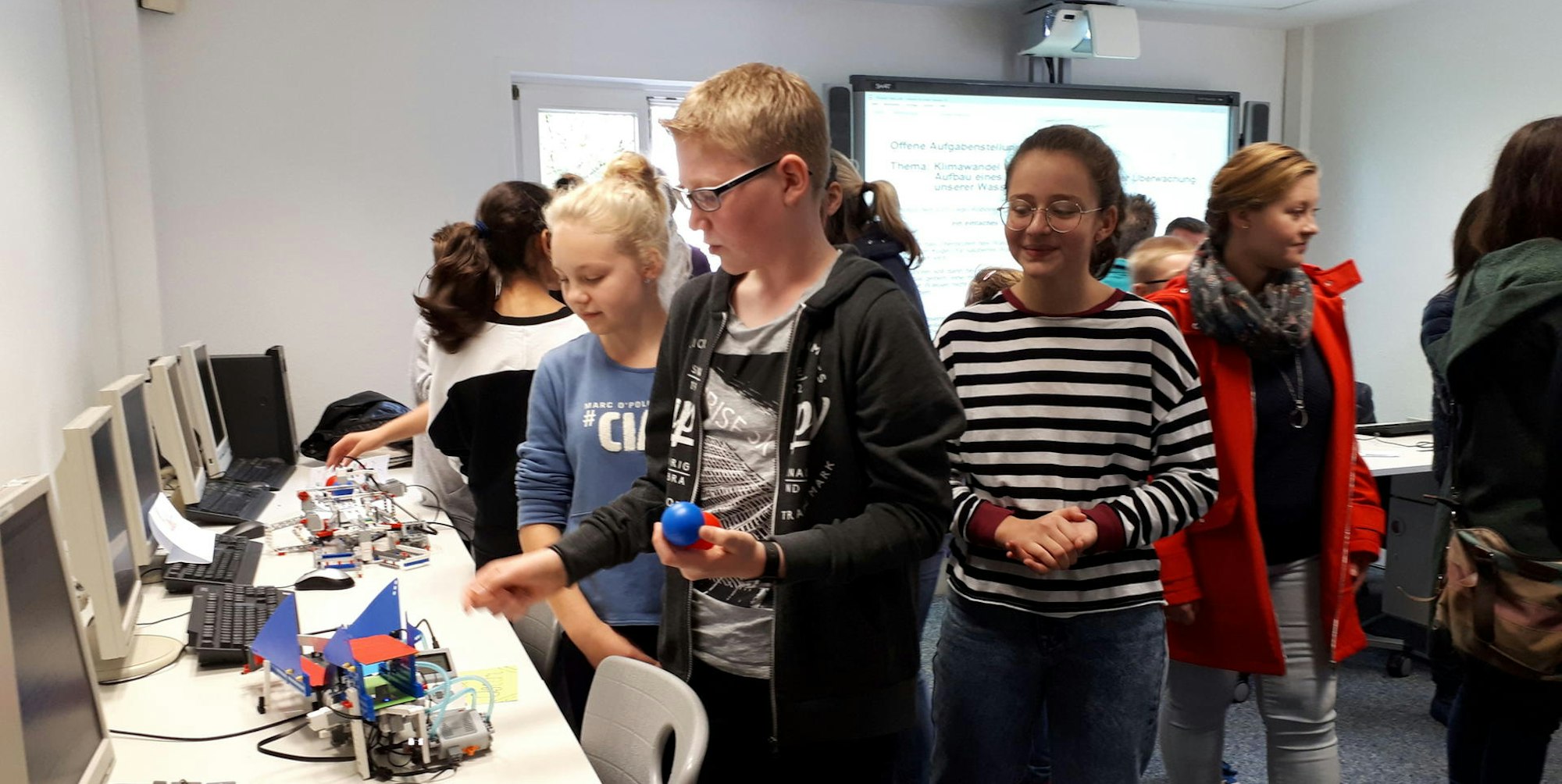 Roboter und Schüler