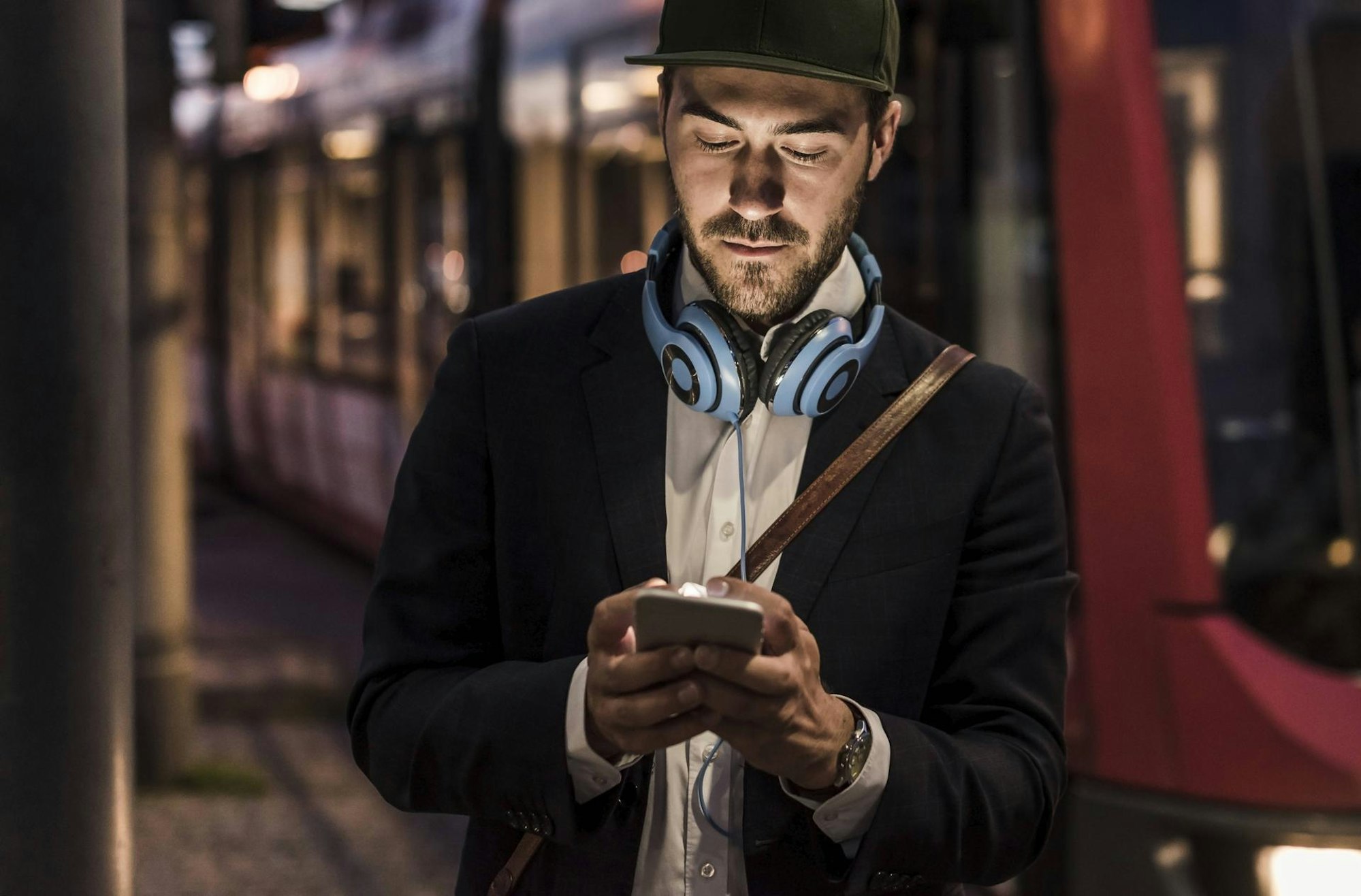 imago Handy in der Bahn