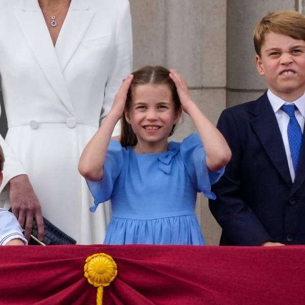 Prinz Louis, Prinzessin Charlotte und Prinz George schauen in die Menge.