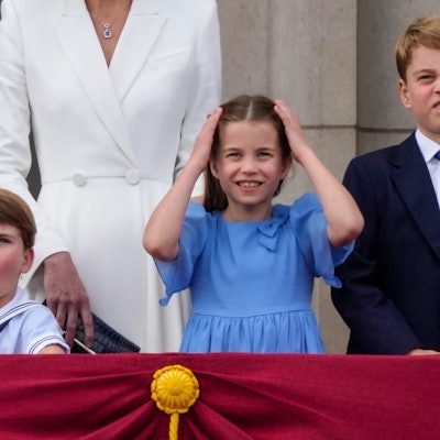 Prinz Louis, Prinzessin Charlotte und Prinz George schauen in die Menge.