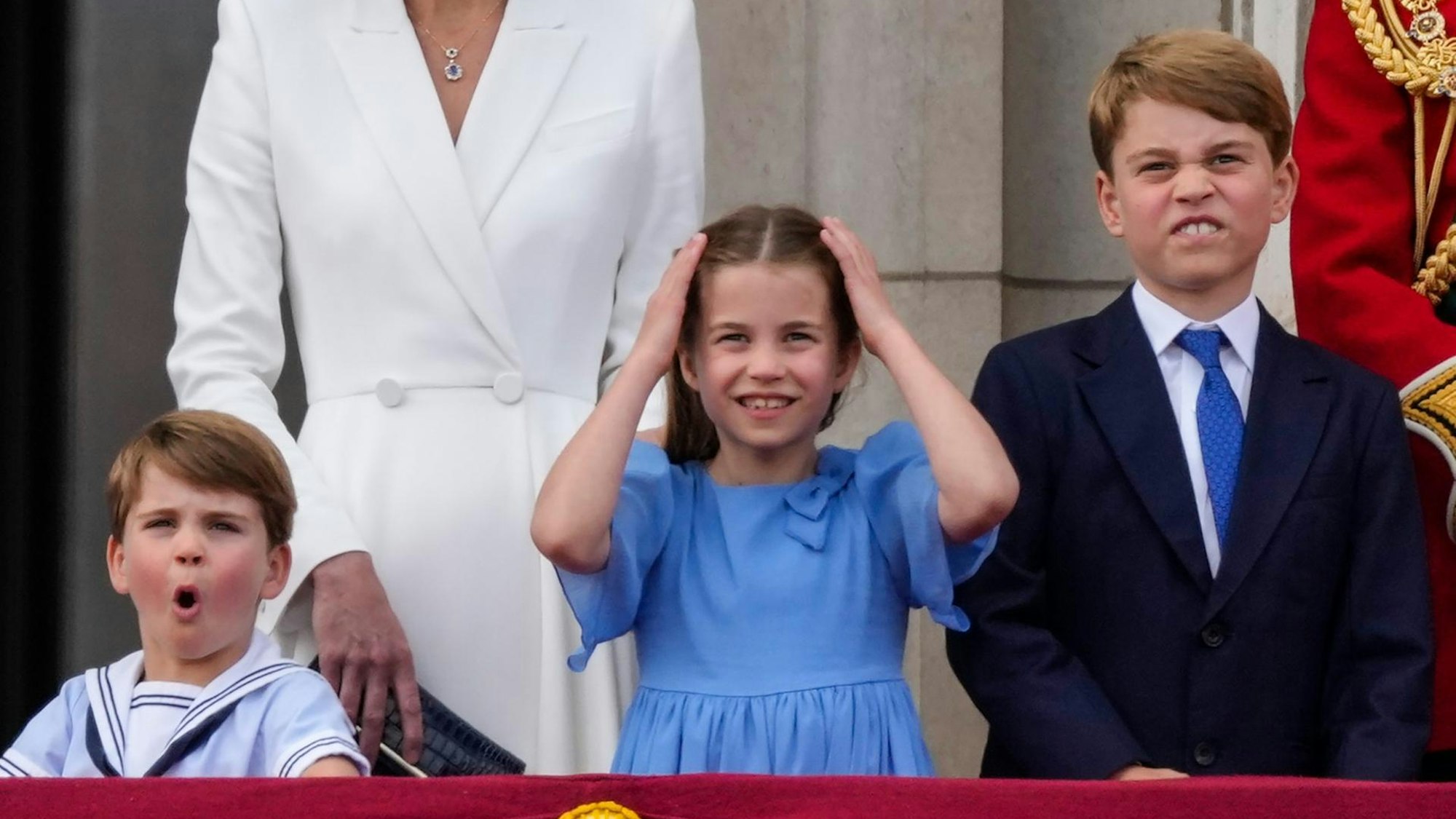 Prinz Louis, Prinzessin Charlotte und Prinz George schauen in die Menge.