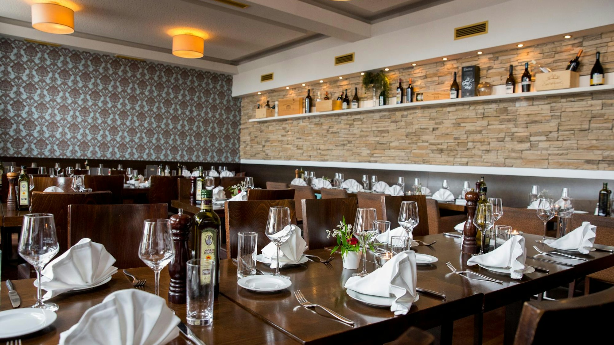 Der schicke Innenbereich des Limani, mit Tischgedecken.