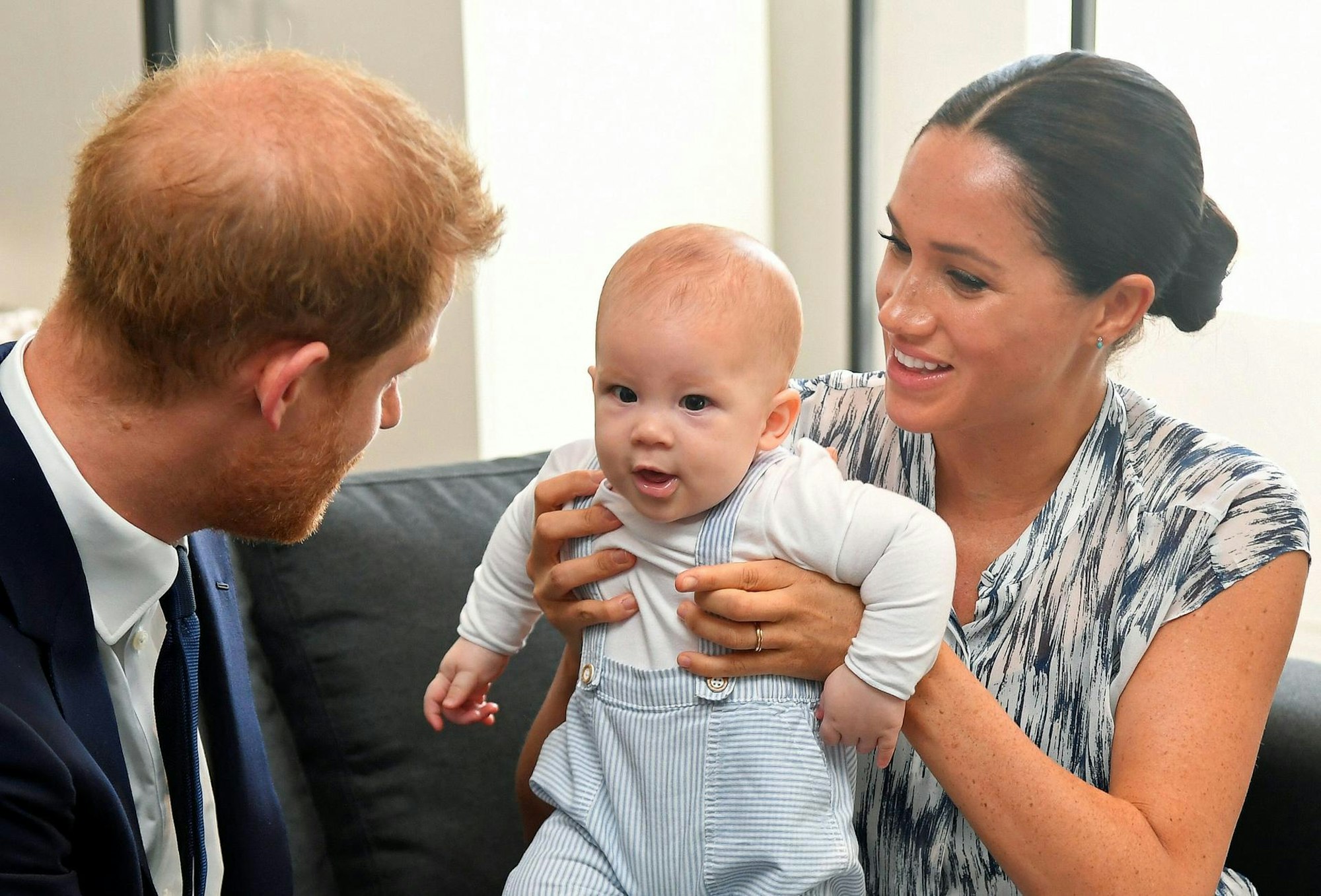 Harry und Meghan mit Sohn Archie. Der Krönungstag von Charles und Camilla fällt auf den vierten Geburtstag von König Charles' Enkel. (Archivbild)