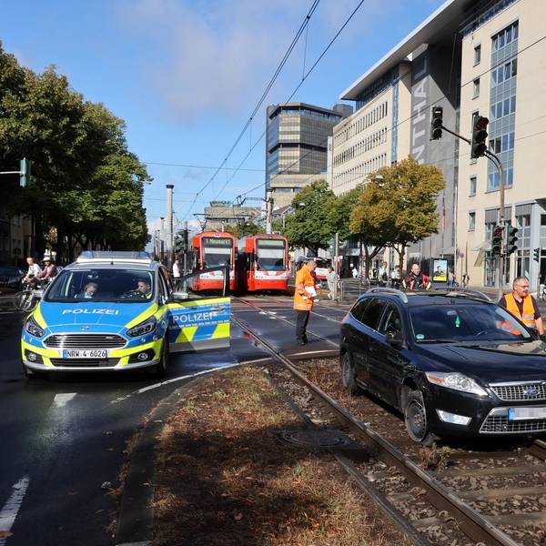 Auto im Gleis Oskar-Jäger 080922