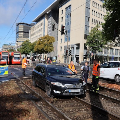 Auto im Gleis Oskar-Jäger 080922