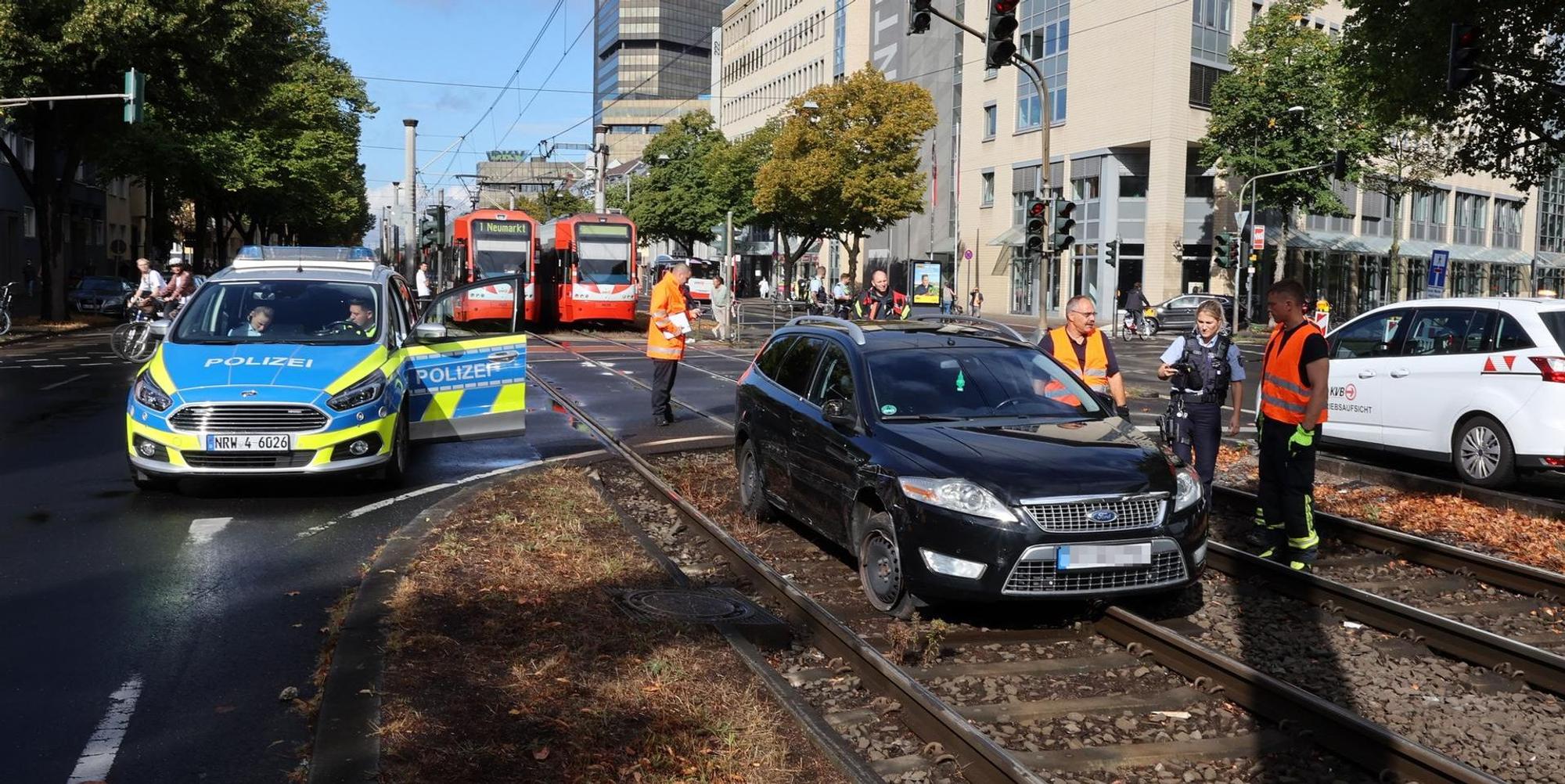 Auto im Gleis Oskar-Jäger 080922