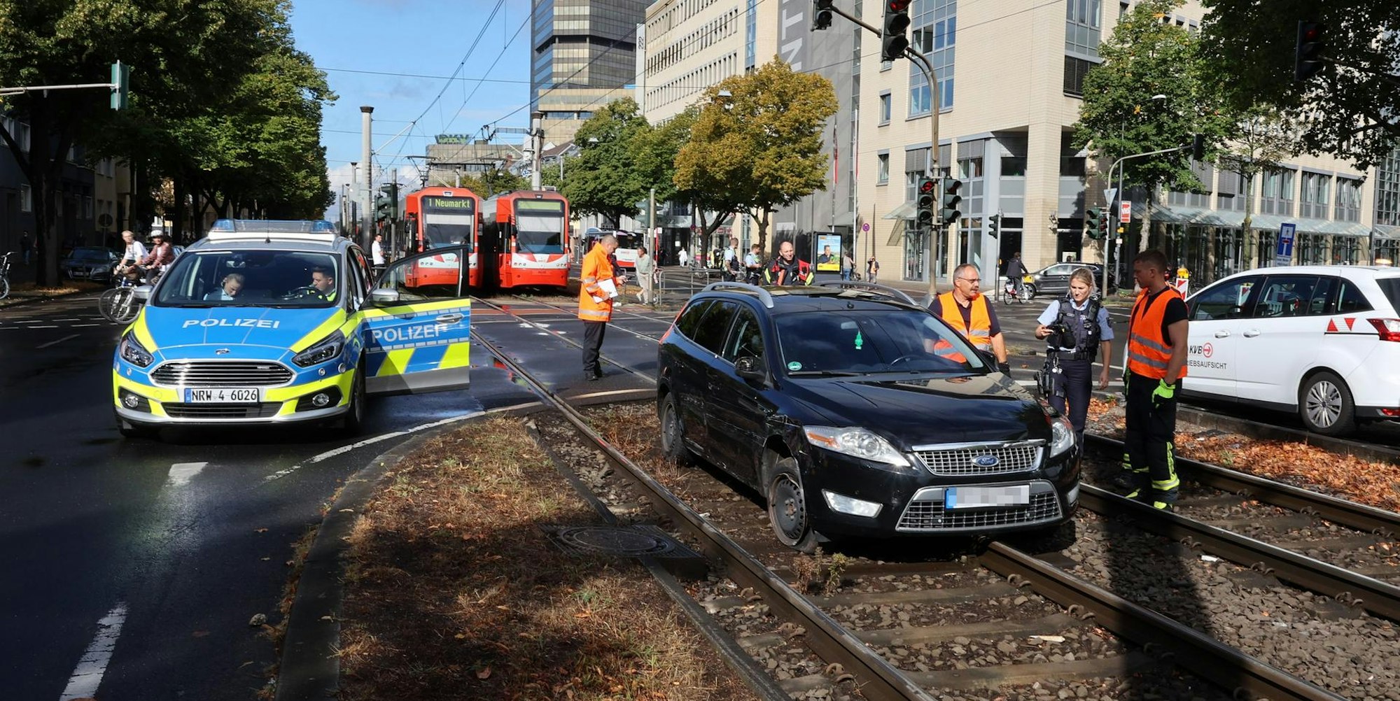Auto im Gleis Oskar-Jäger 080922