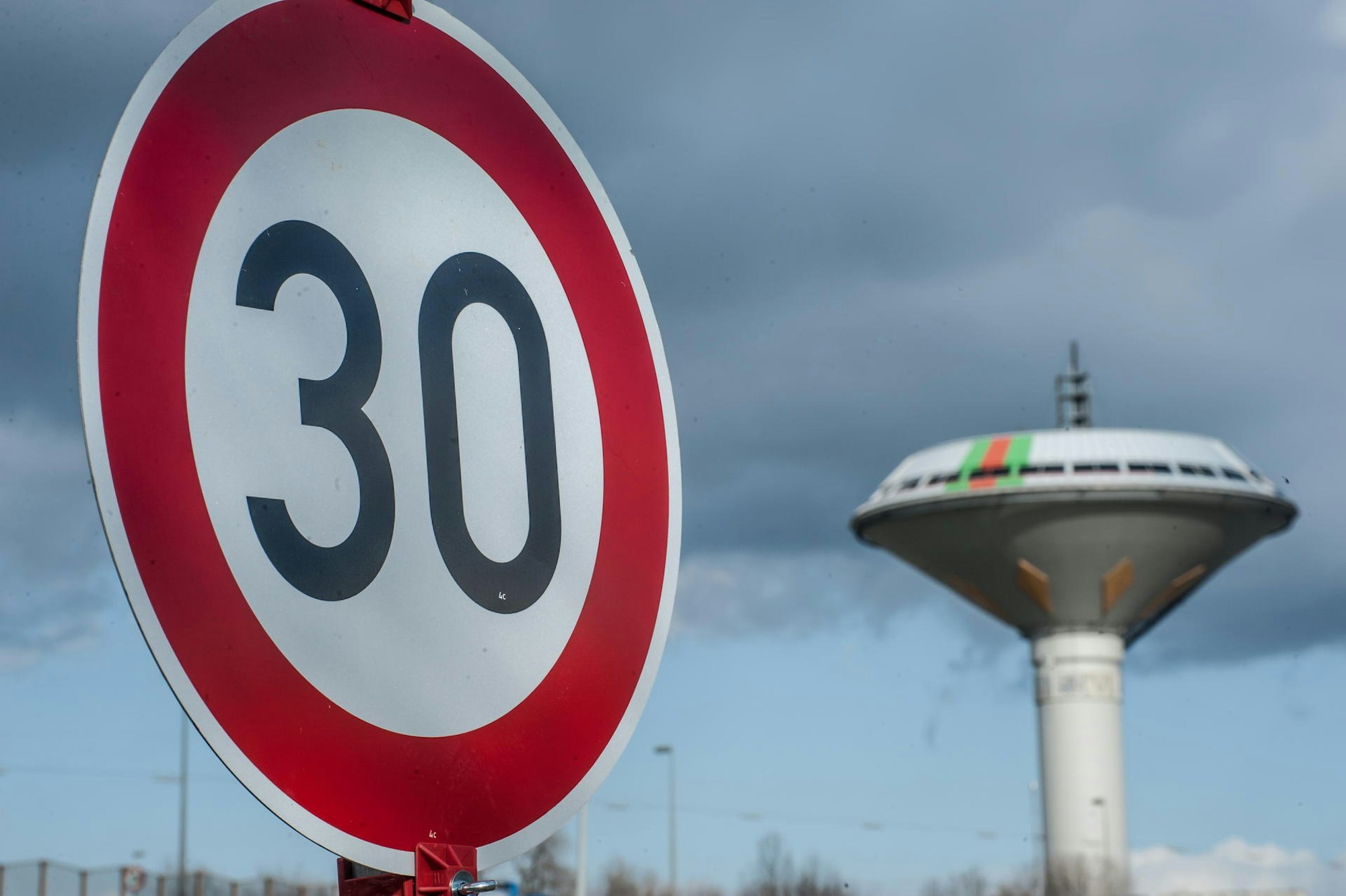Tempo-30-Schild mit dem Leverkusener Wasserturm im Hintergrund