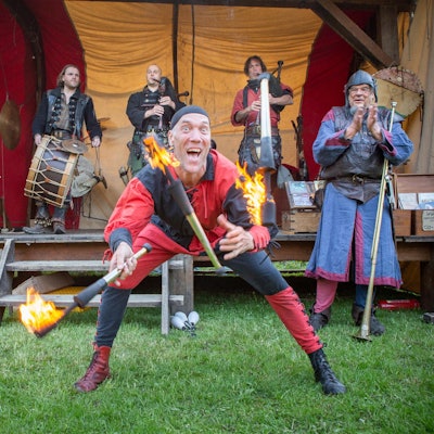 Ein Mann jongliert mit Feuer.