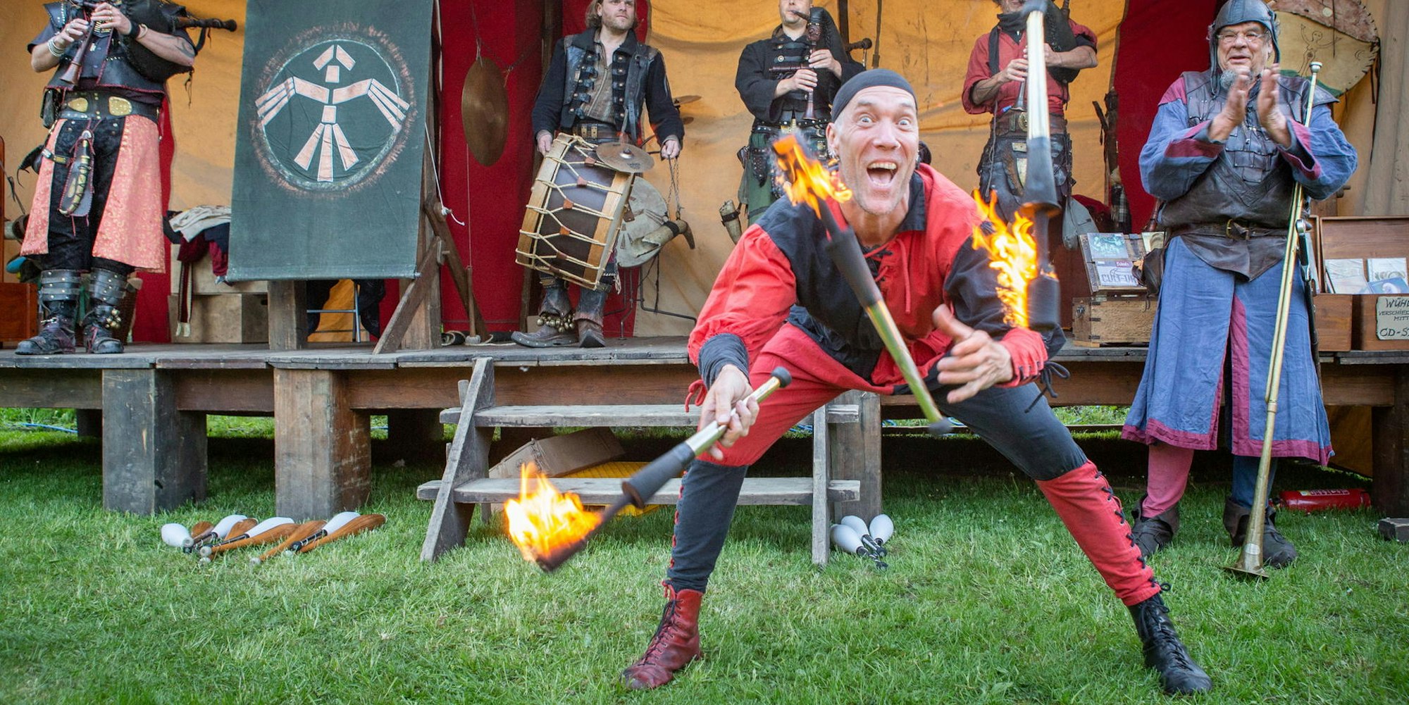 Ein Mann jongliert mit Feuer.