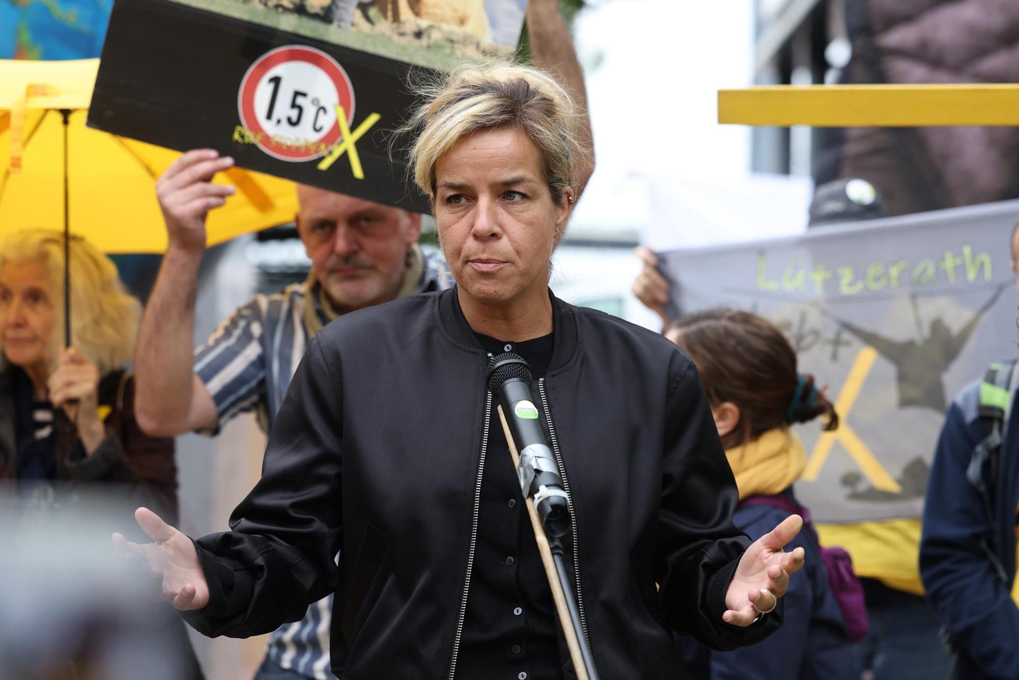NRW-Wirtschaftsministerin Mona Neubaur bei einer Kundgebung