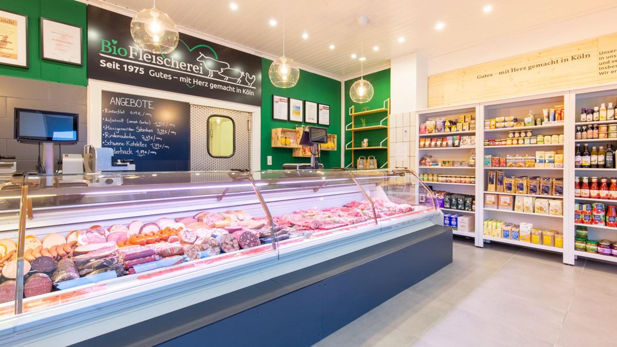 Moderne, helle Inneneinrichtung in der Bio-Fleischerei.