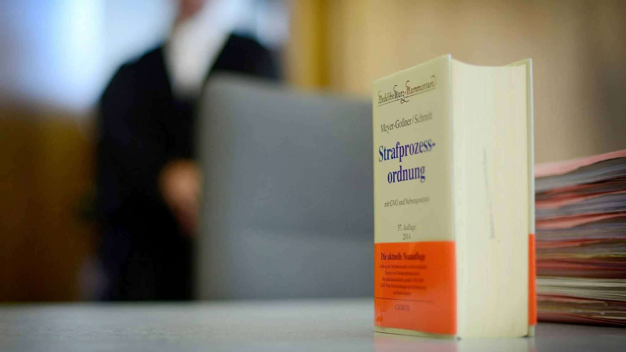 Die Strafprozessordnung auf der Richterbank.