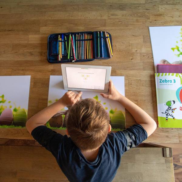 Schüler lernt mit Tablet