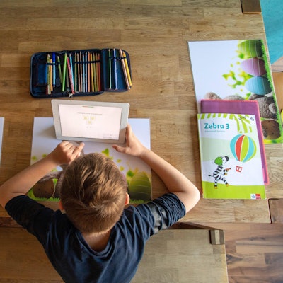 Schüler lernt mit Tablet