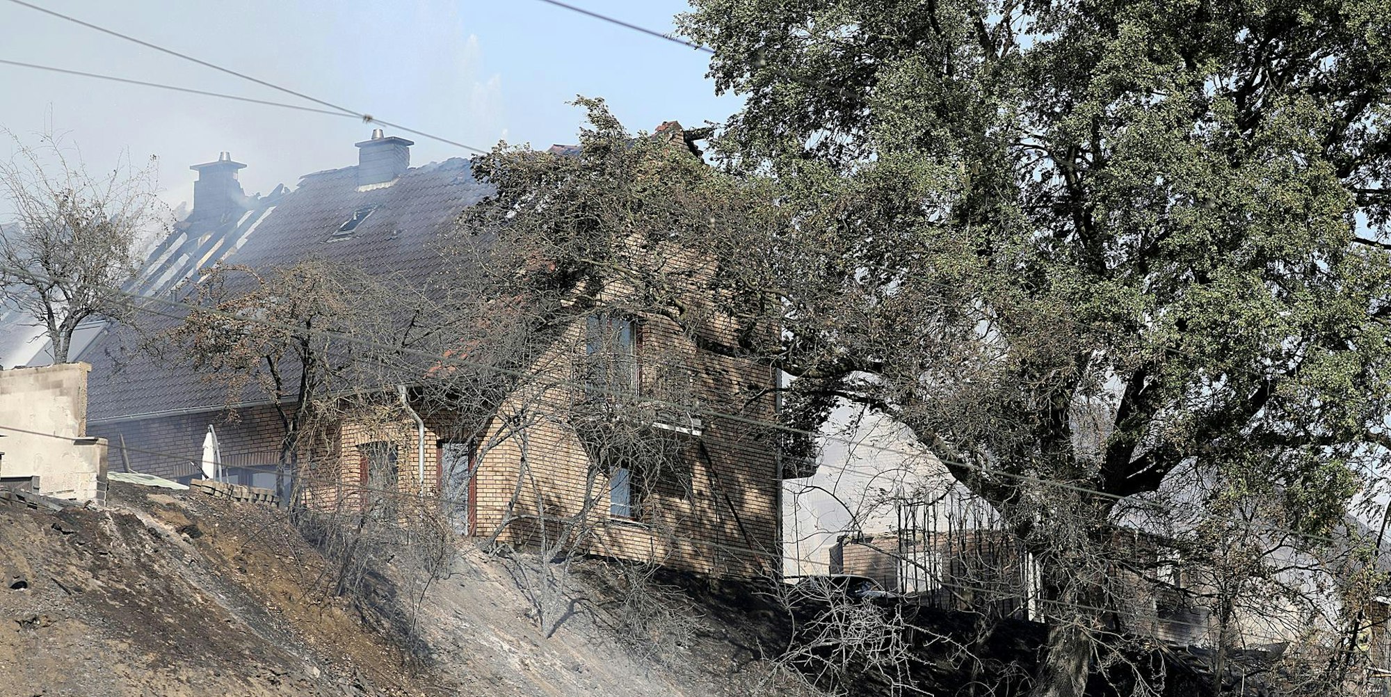 Böschungsbrand in Siegburg griff auf Wohnsiedlung über