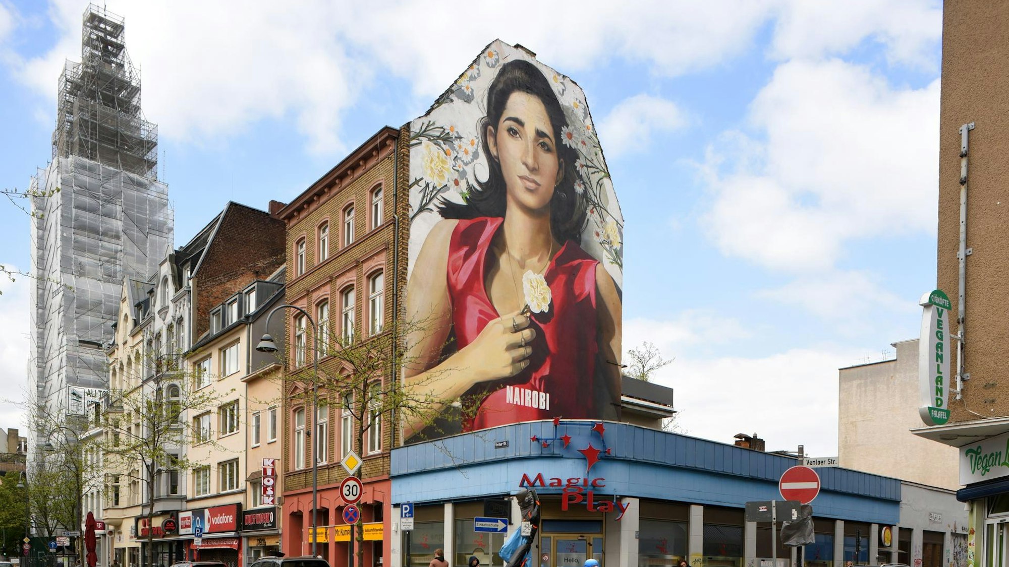 Gemälde einer Frau auf einer Hauswand