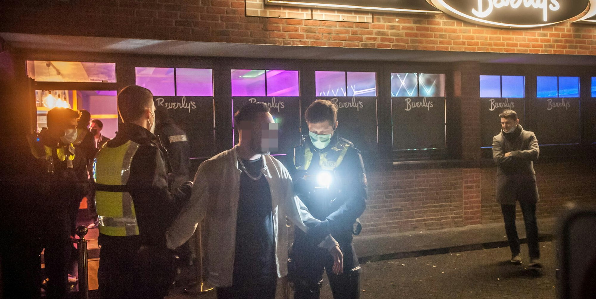 shisha-razziaLEV_rar_RLE_12112021ALF_6032