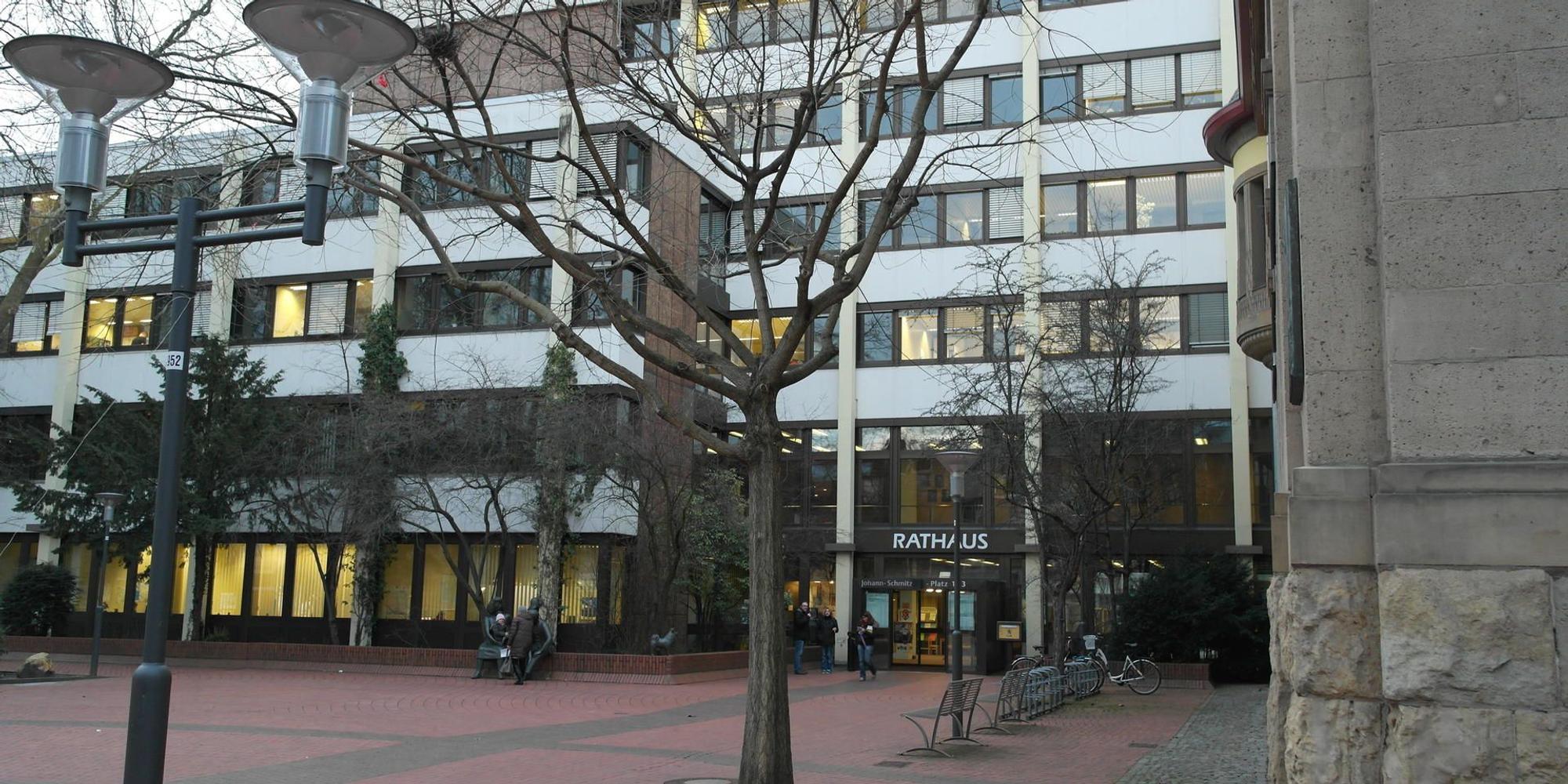 RathausFrechen2