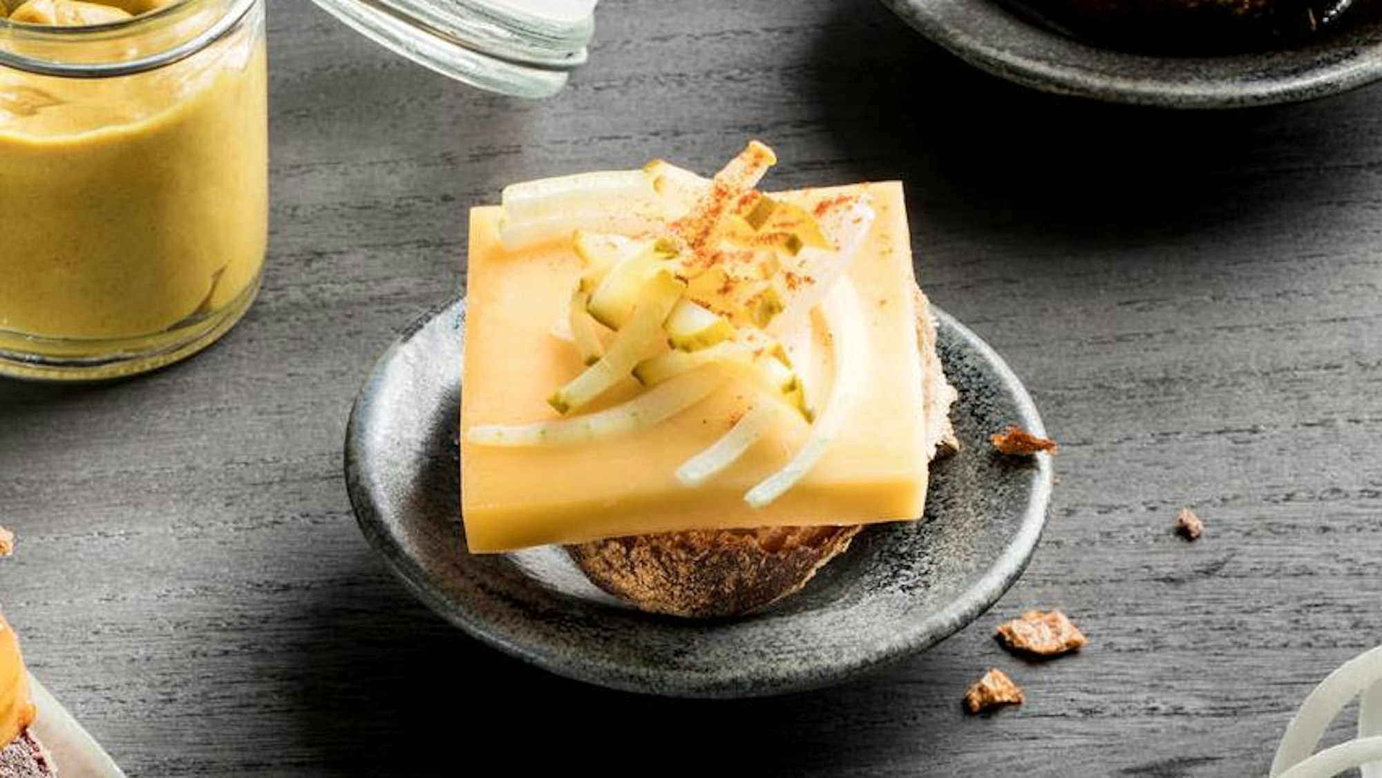 mittelalter Gouda auf einem Roggenbrötchen, auch bekannt als Halver Hahn