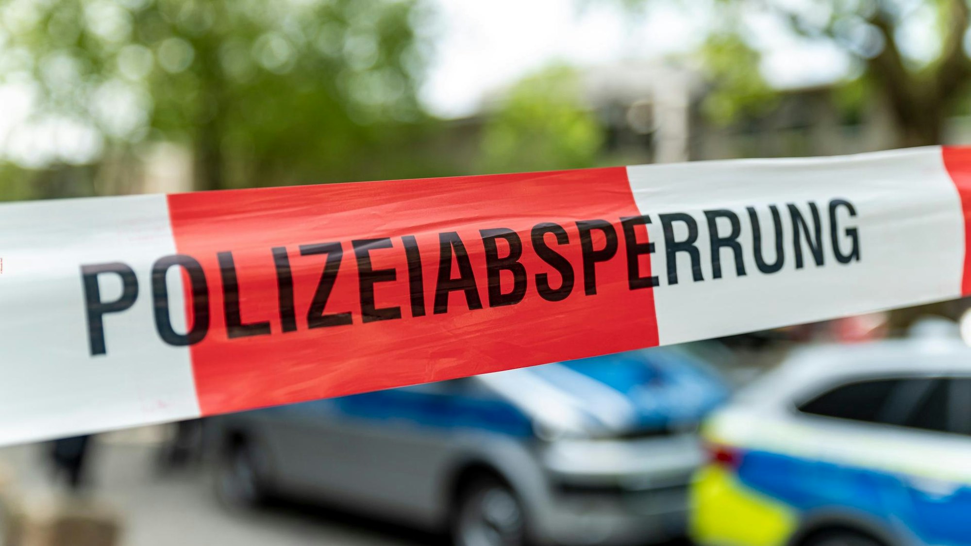 Ein Polizeiabsperrband.