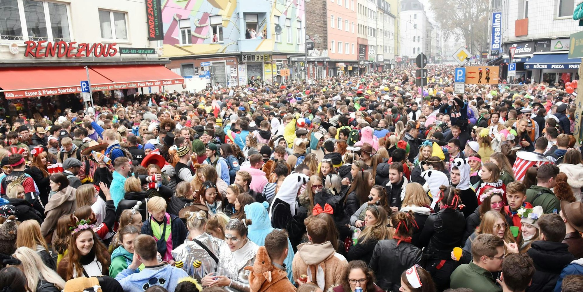 Feiernde Zülpicher Straße