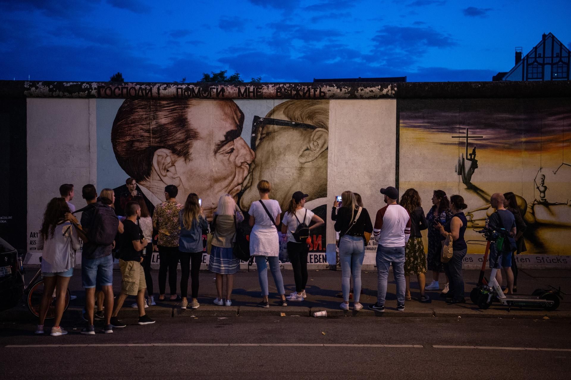 East Side Gallery mit Touristen davor