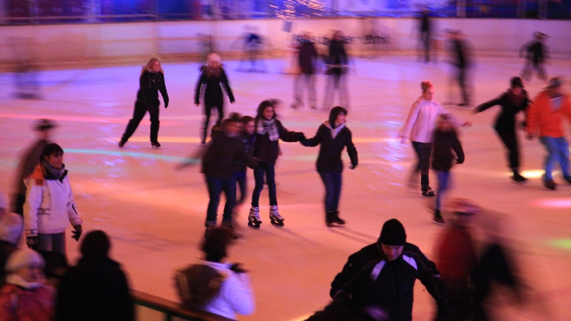 viele Menschen fahren mit Schlittschuhen auf einer Eisfläche