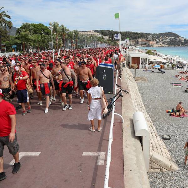Fans marschieren am Strand vorbe