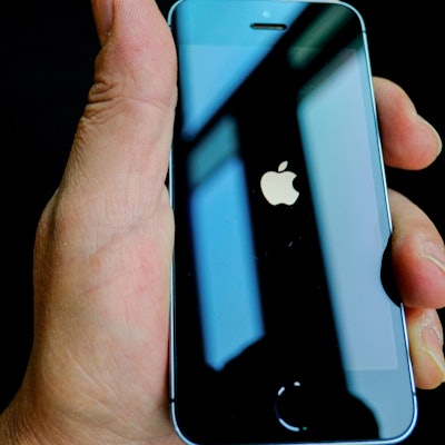 Jemand hält ein iPhone in der Hand