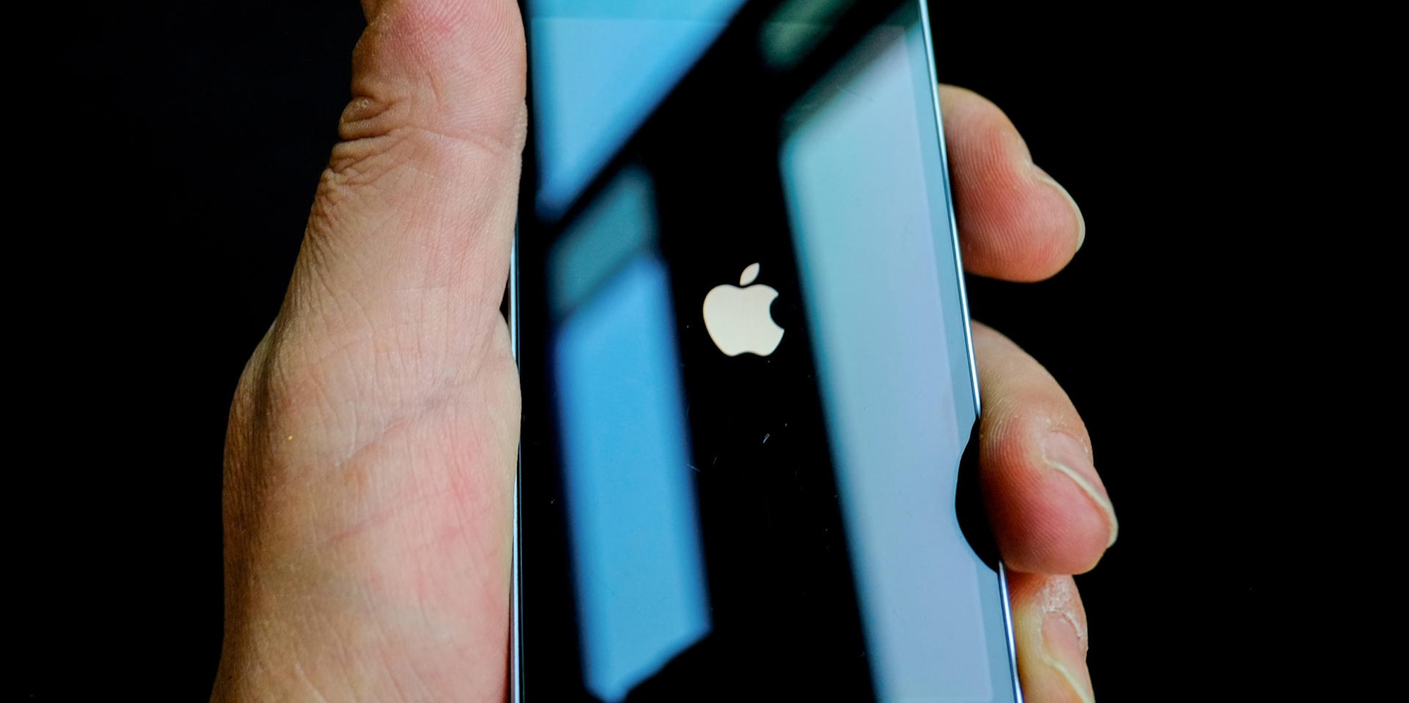 Jemand hält ein iPhone in der Hand