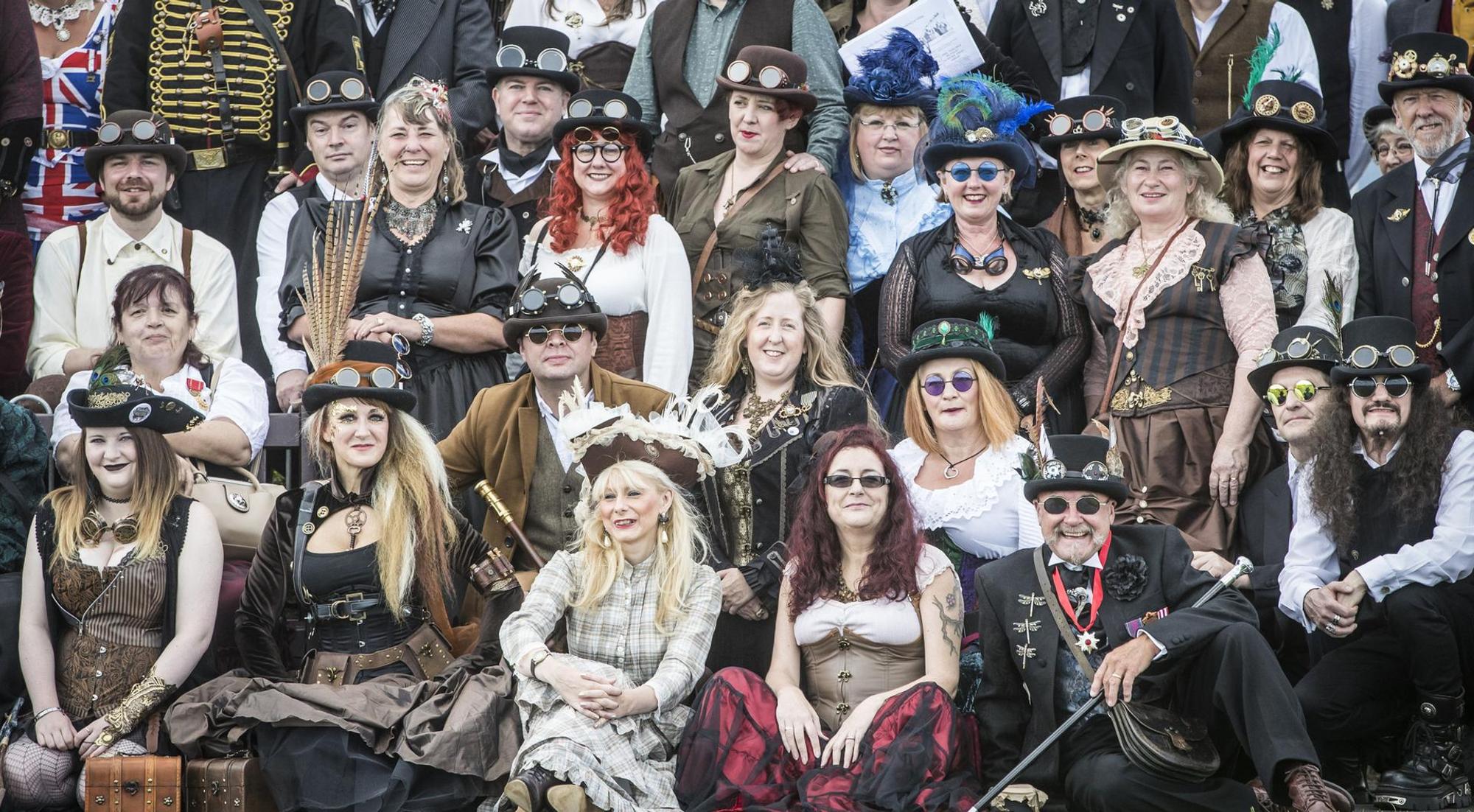 Viele Steampunks auf einem Haufen