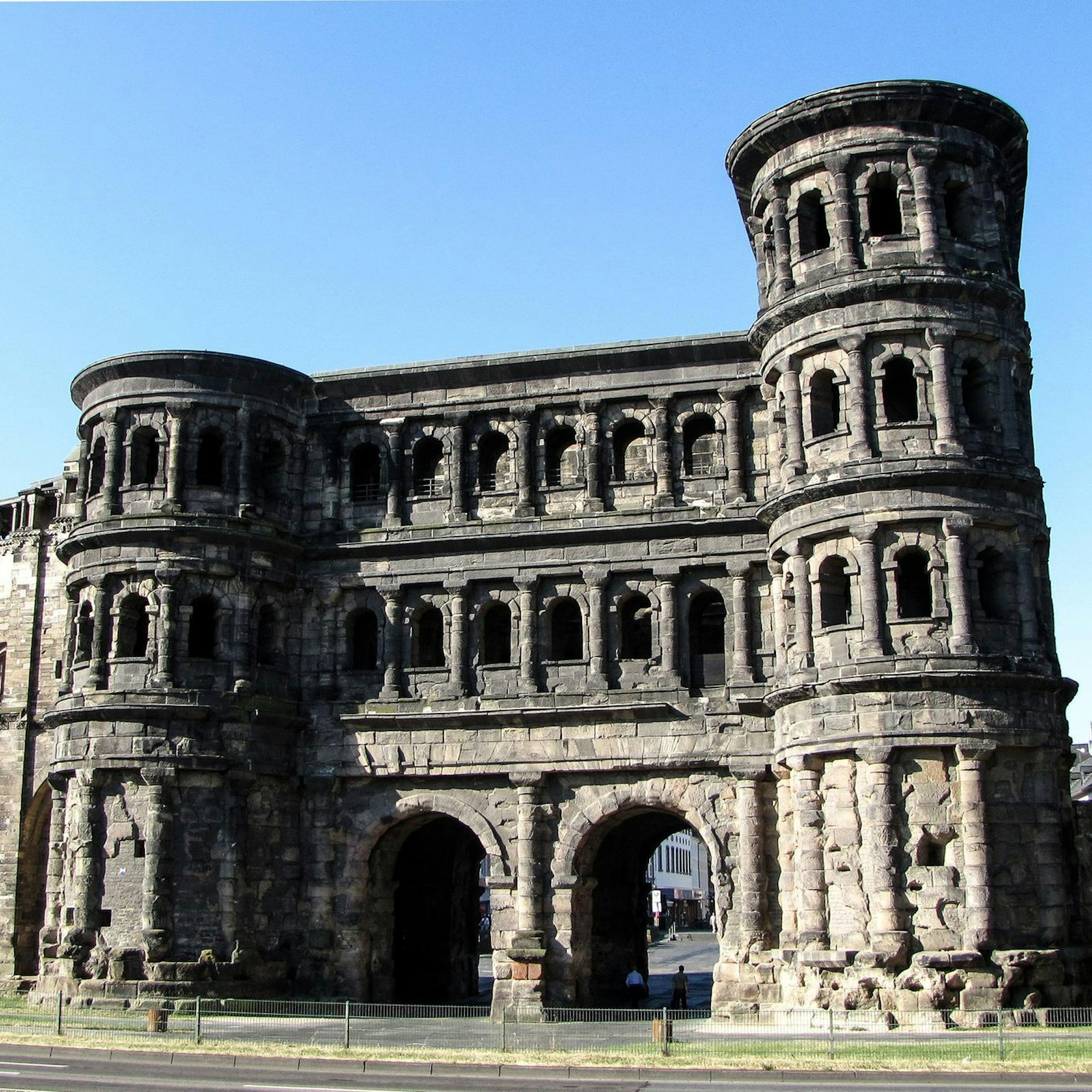 Die Porta Nigra, eines der römischen Stadttore von Trier.