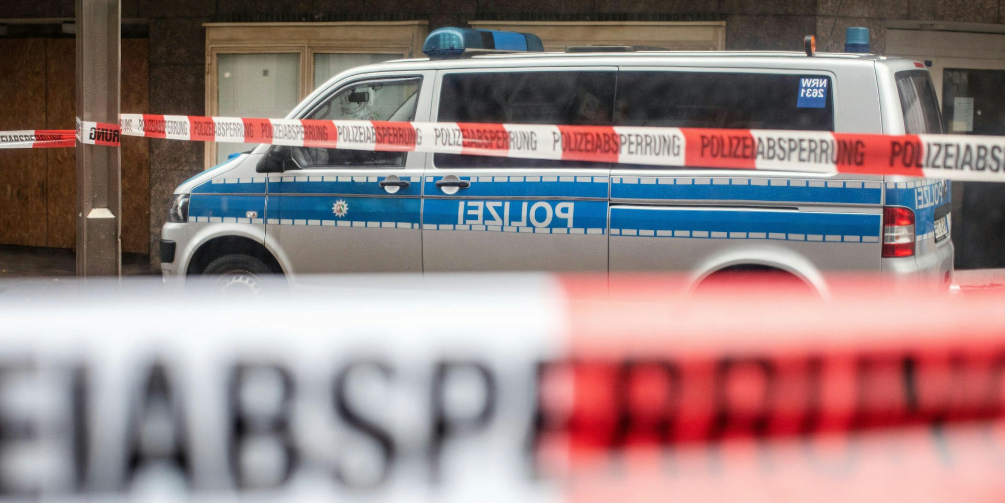 Polizei NRW Absperrband Fahrzeug dpa