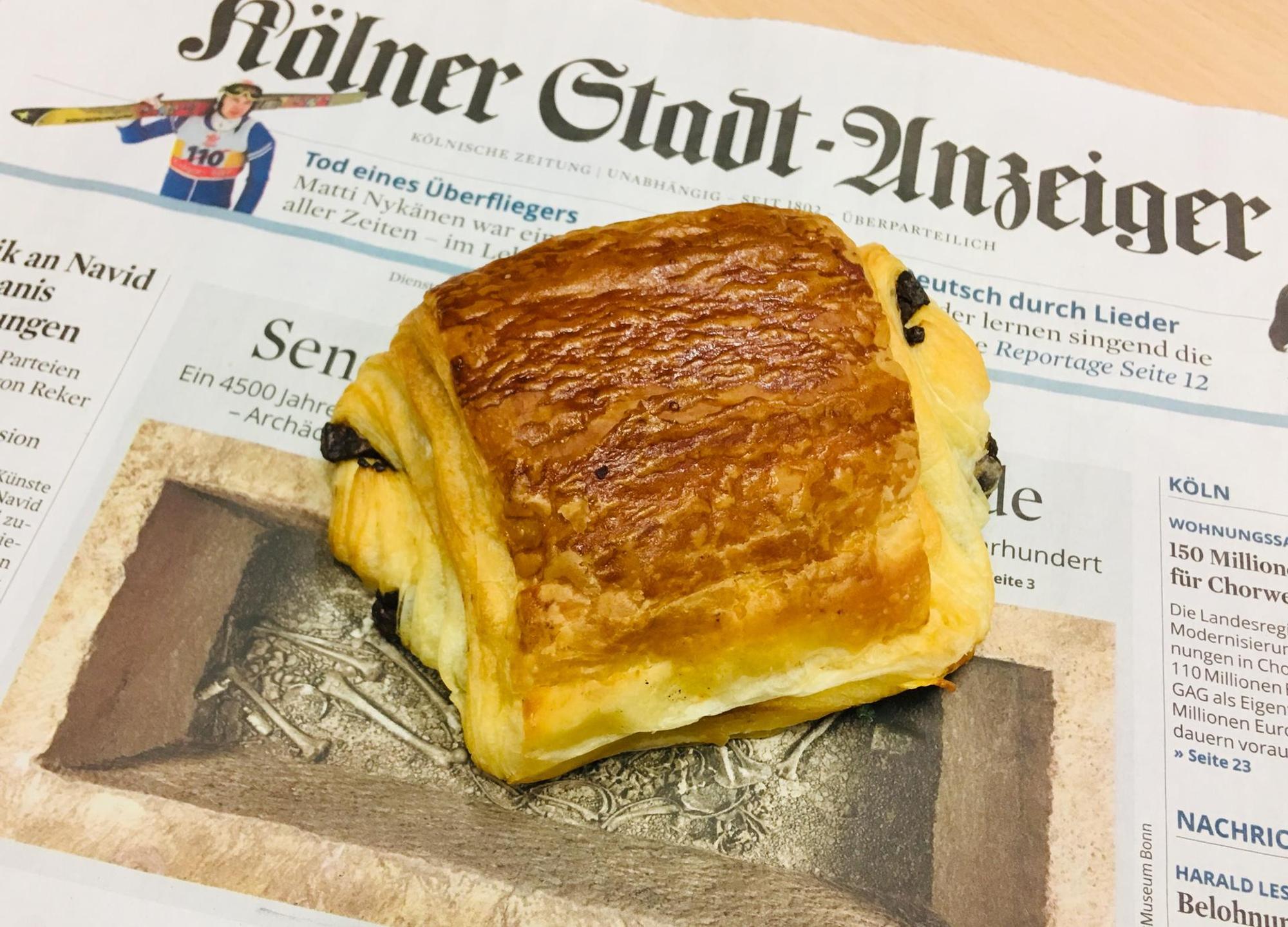 Schokoladen Croissant auf Zeitung