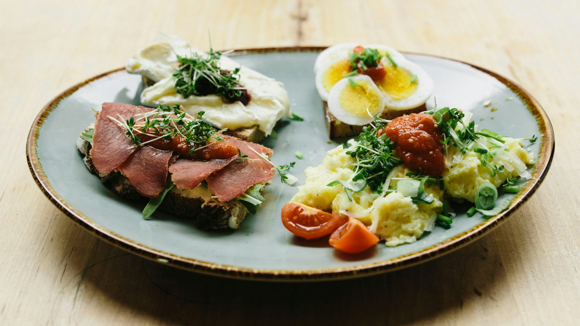 Ein Teller mit Schnittchen im Geschnitten Brot