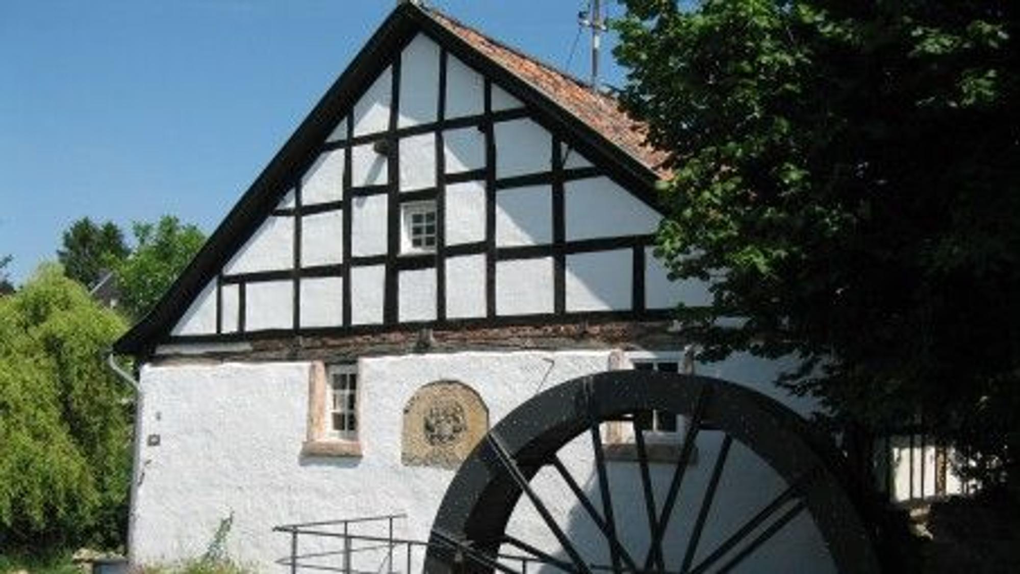 Fachwerkhaus mit einem Mühlenrad