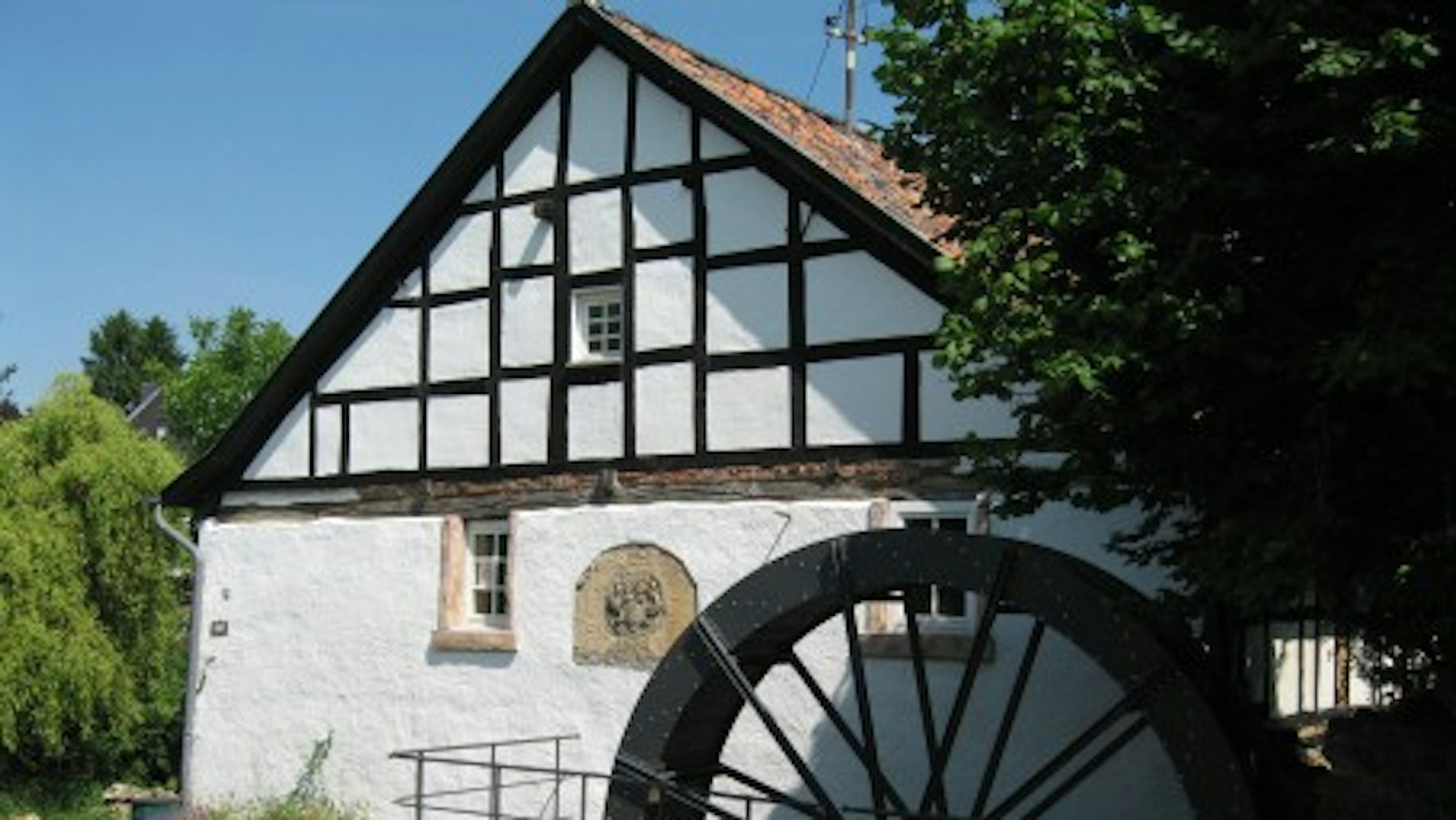 Fachwerkhaus mit einem Mühlenrad