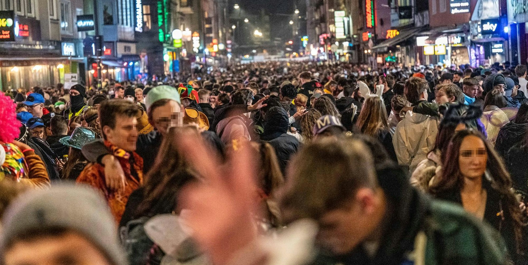 Feiernde Zülpicher Karneval gepixelt