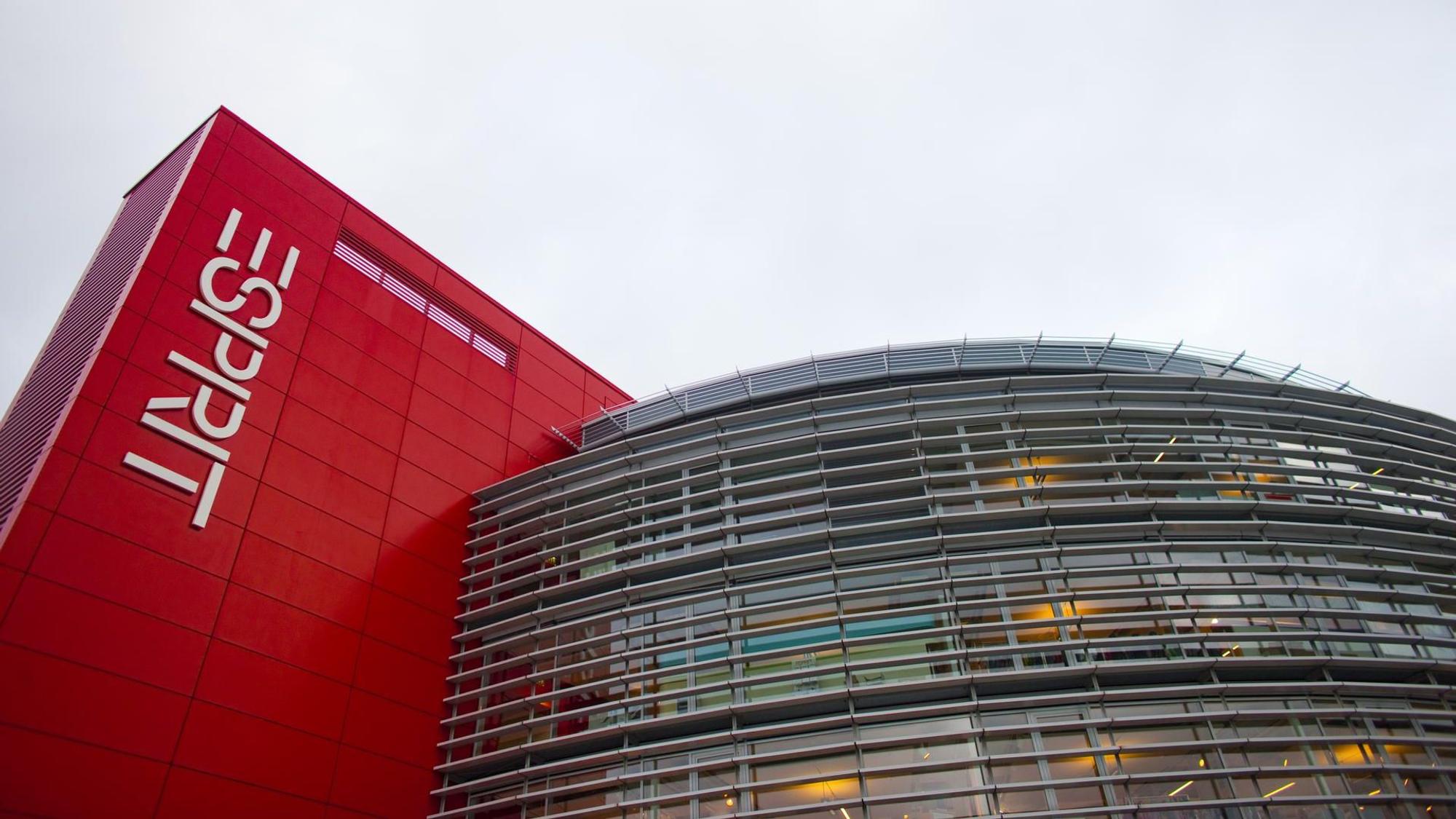 rotes Gebäude mit Esprit-Schriftzug
