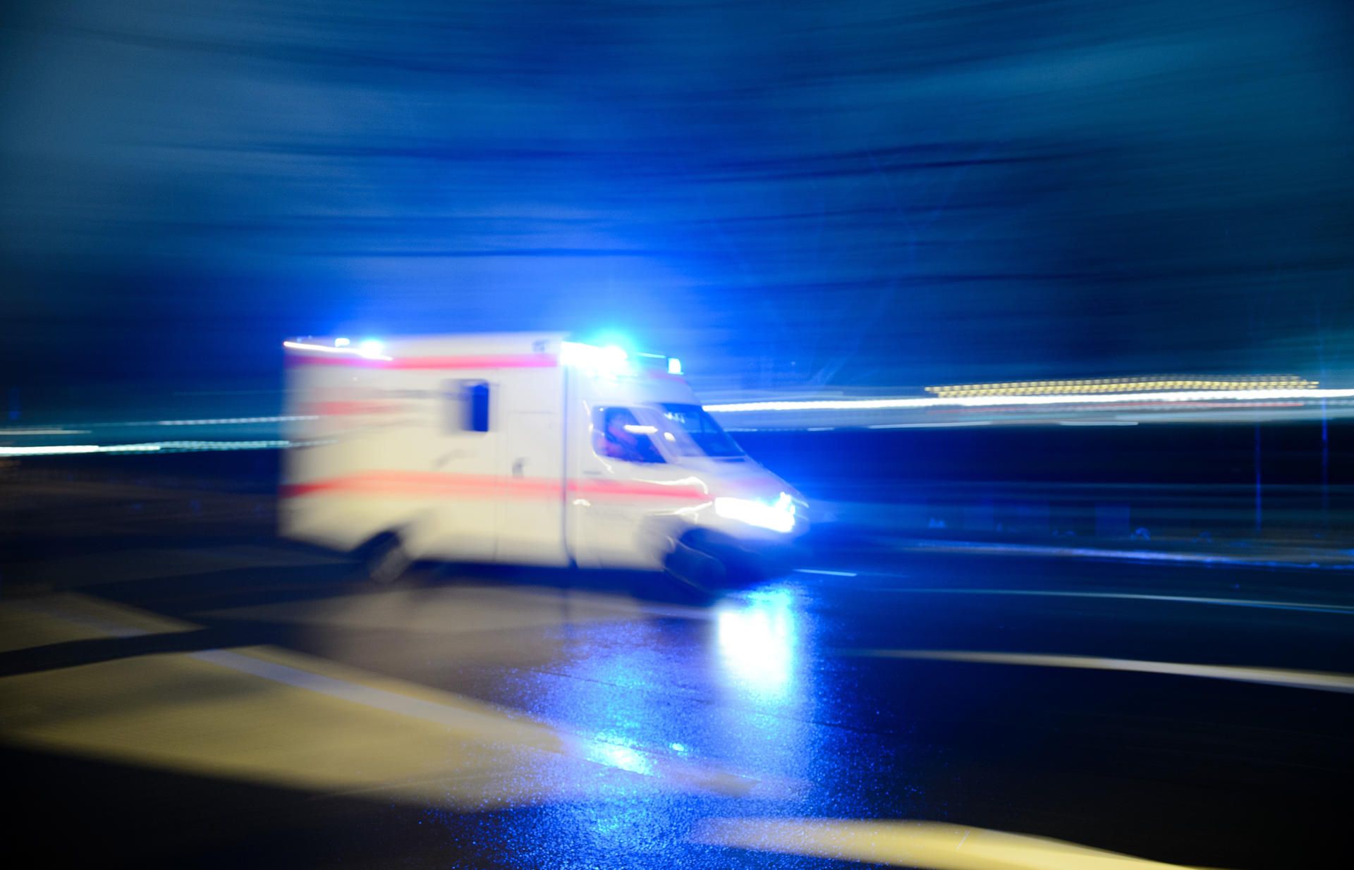 Krankenwagen_mit_Bla_53744055