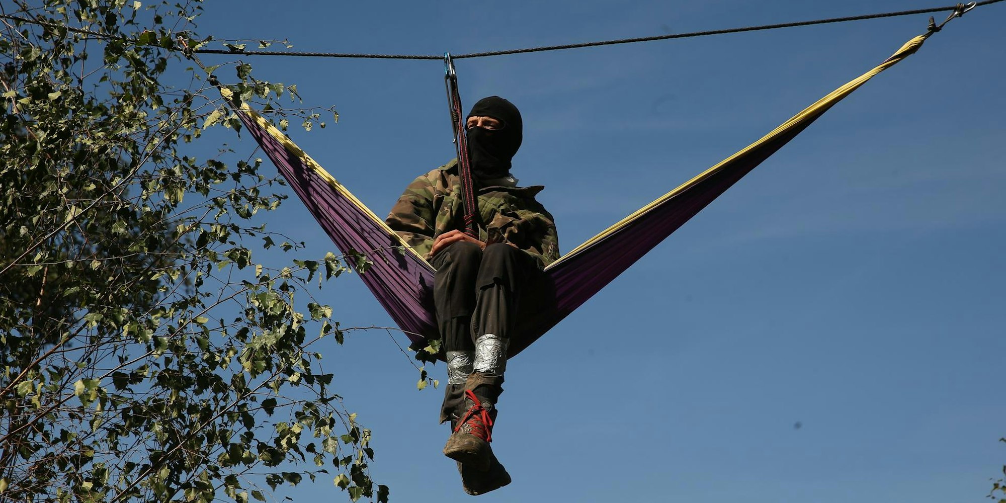 Ein vermummter Aktivist im Hambacher Forst