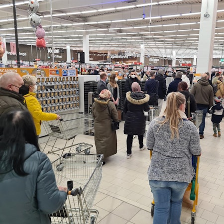 Bedburg Globus lange Schlange