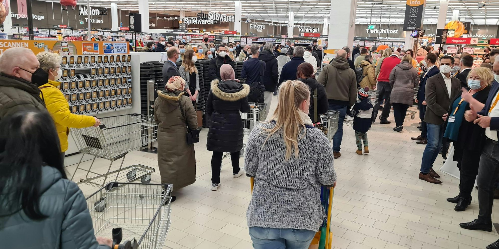 Bedburg Globus lange Schlange