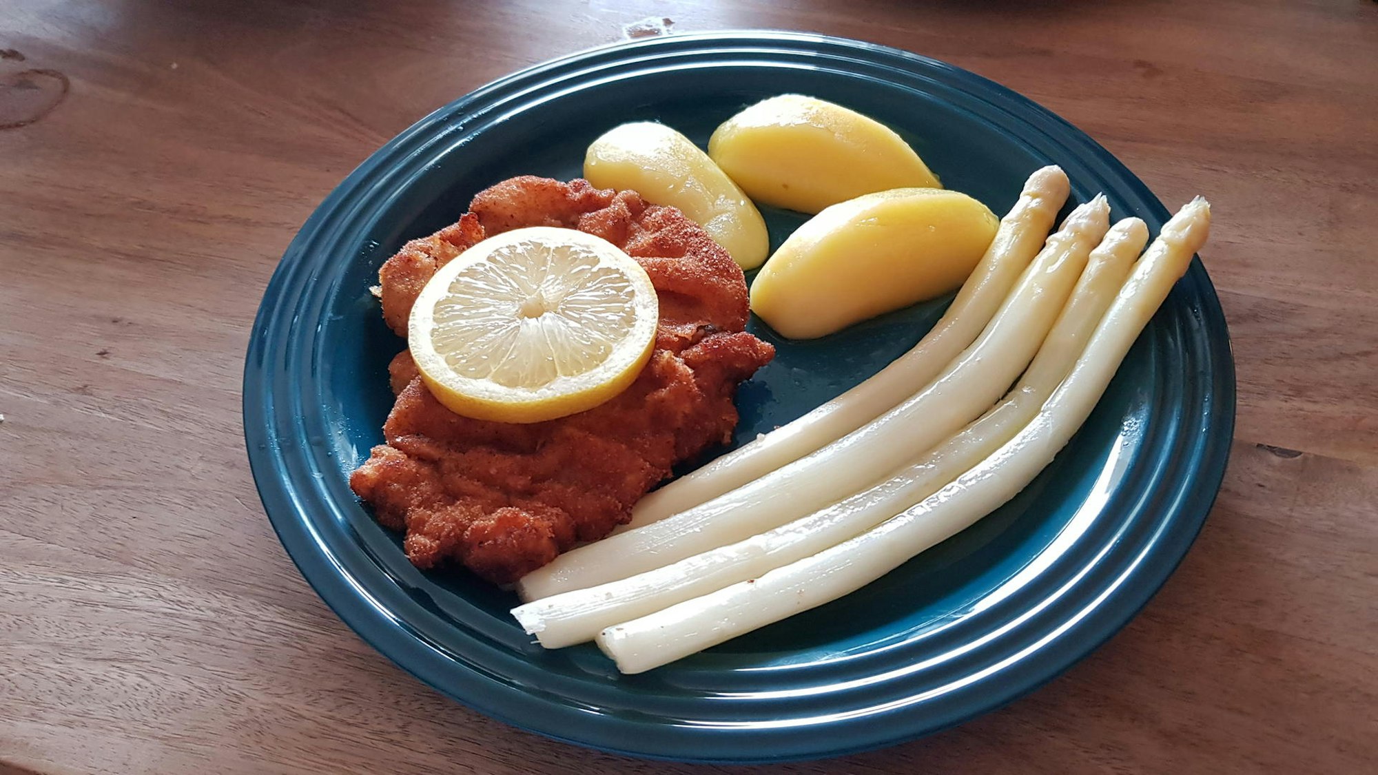 Kalbsschnitzel mit Spargel von Em Krützche, 2021 als Take-Away-Angebot.