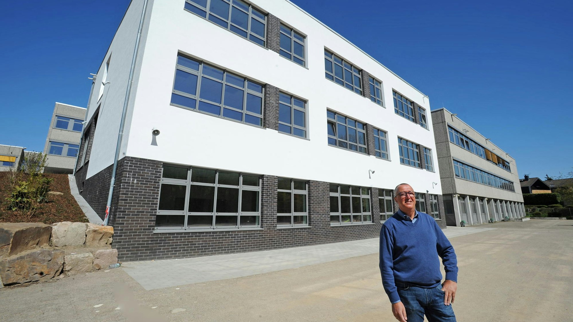 Schulleiter Bruno Bermes vor der Gesamtschule Schlebusch