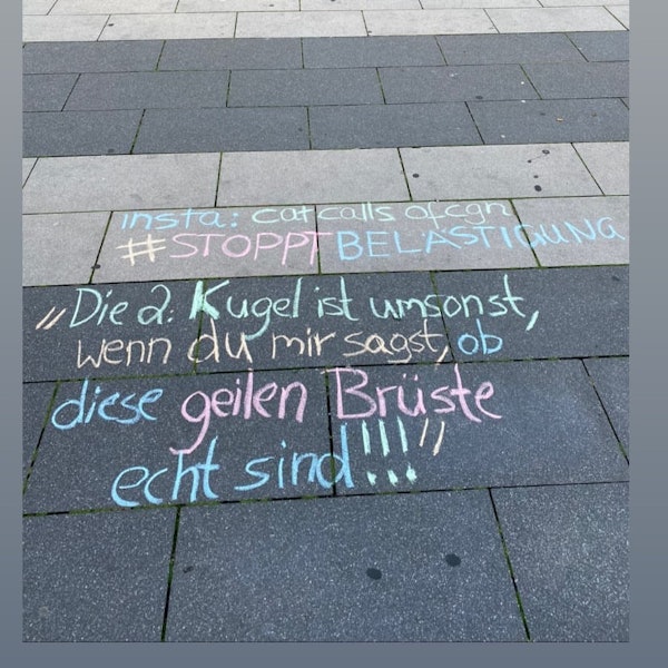 Auf einer Straße wurde mit Kreide ein anzüglicher Spruch gemalt.