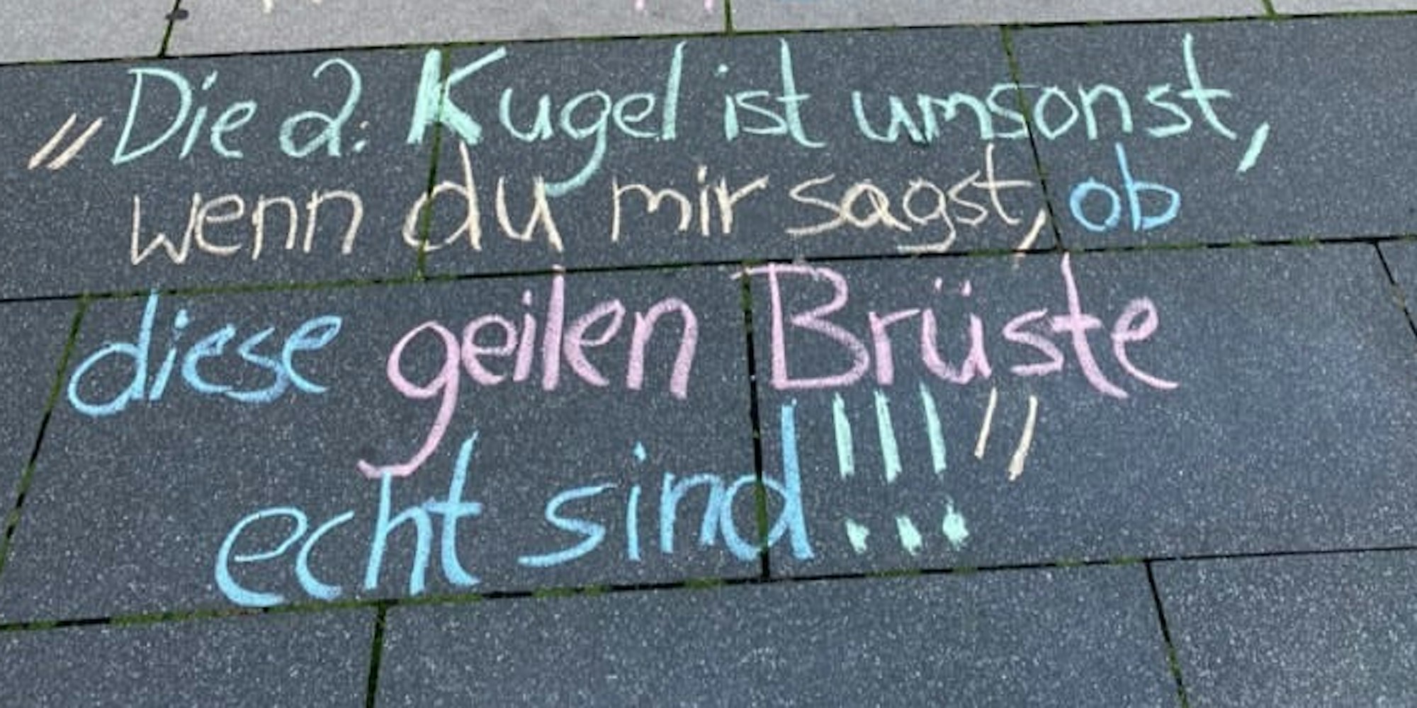 Auf einer Straße wurde mit Kreide ein anzüglicher Spruch gemalt.